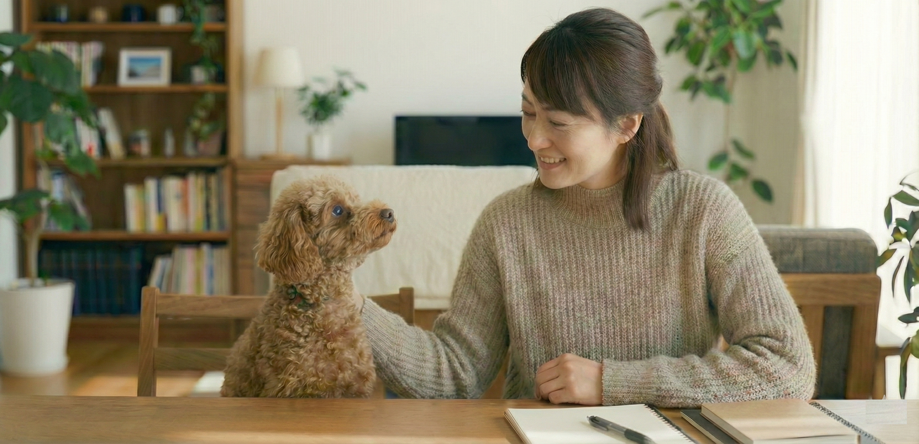 悩む女性と犬